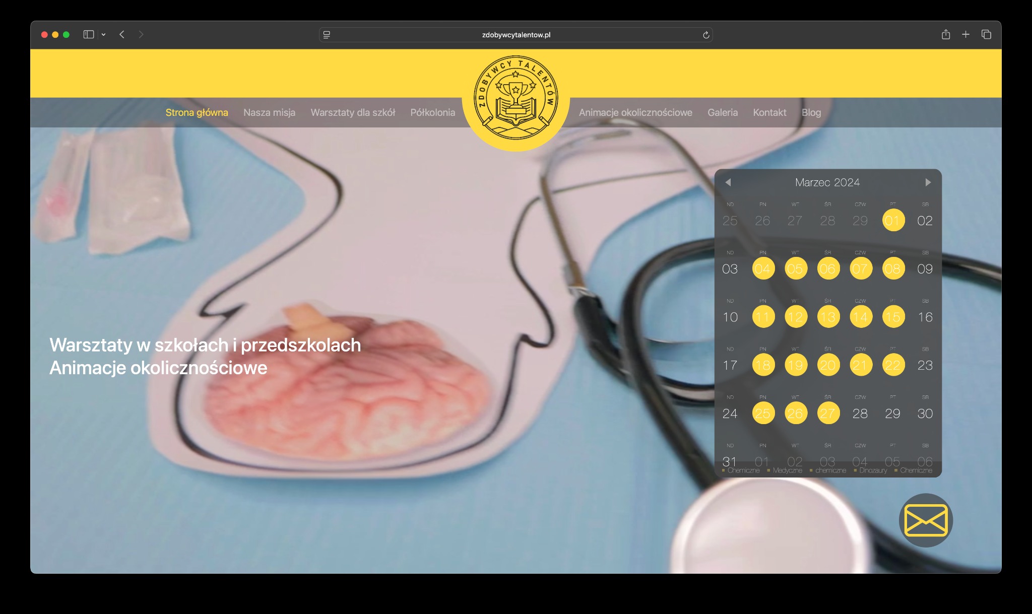 Strona internetowa z kalendarzem warsztatów edukacyjnych dla dzieci, z motywami medycznymi i chemicznymi. Logo firmy widoczne w górnej części ekranu.