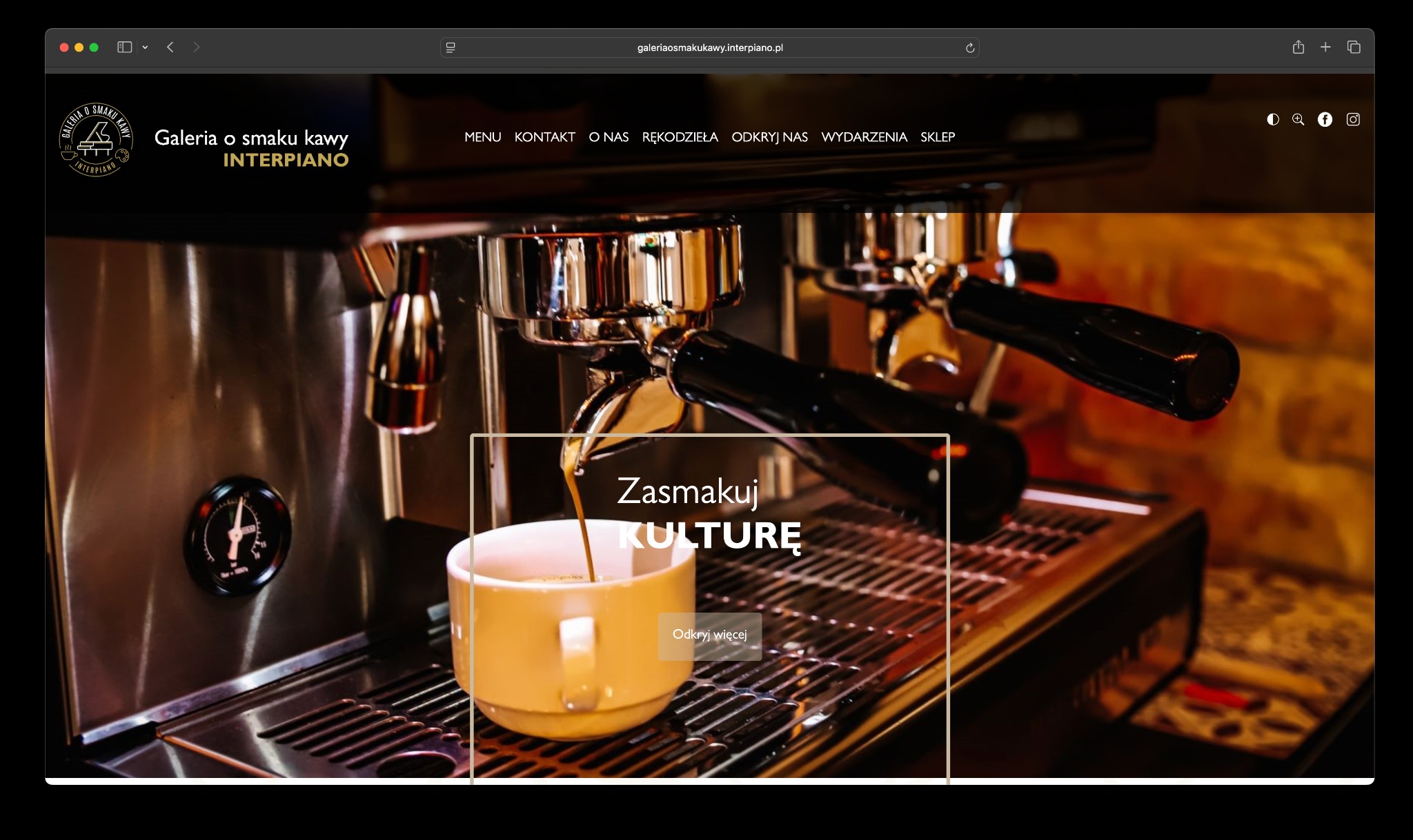 Strona internetowa kawiarni 'Galeria o smaku kawy INTERPIANO' na ekranie laptopa. Widoczny ekspres do kawy i filiżanka z napisem 'Zasmakuj KULTURĘ'.