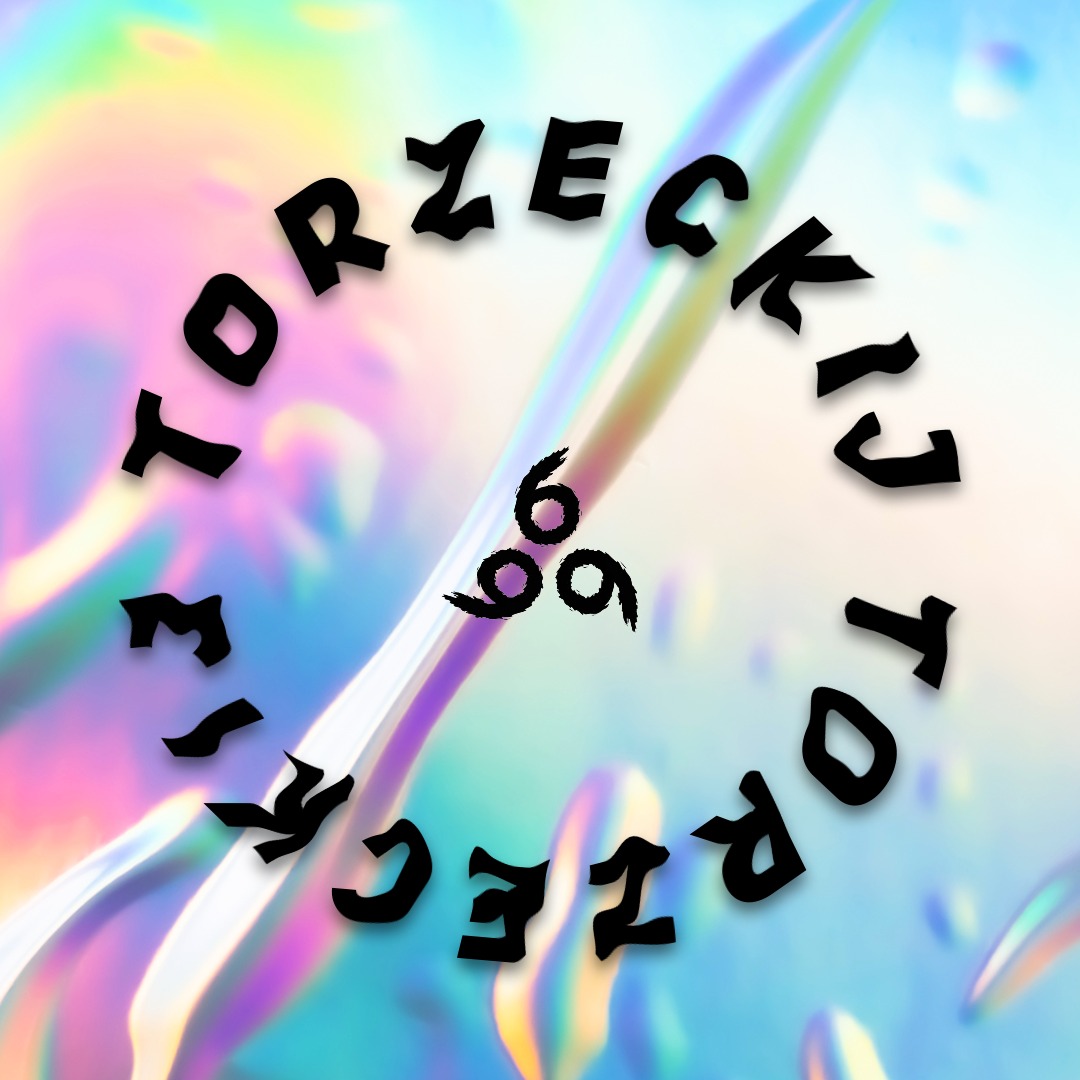 Abstrakcyjna grafika z napisem 'Torzecki' ułożonym w okrąg, z symbolem 666 w centrum, na holograficznym tle z pastelowymi smugami. Czcionka ma nieregularny, gotycki charakter.
