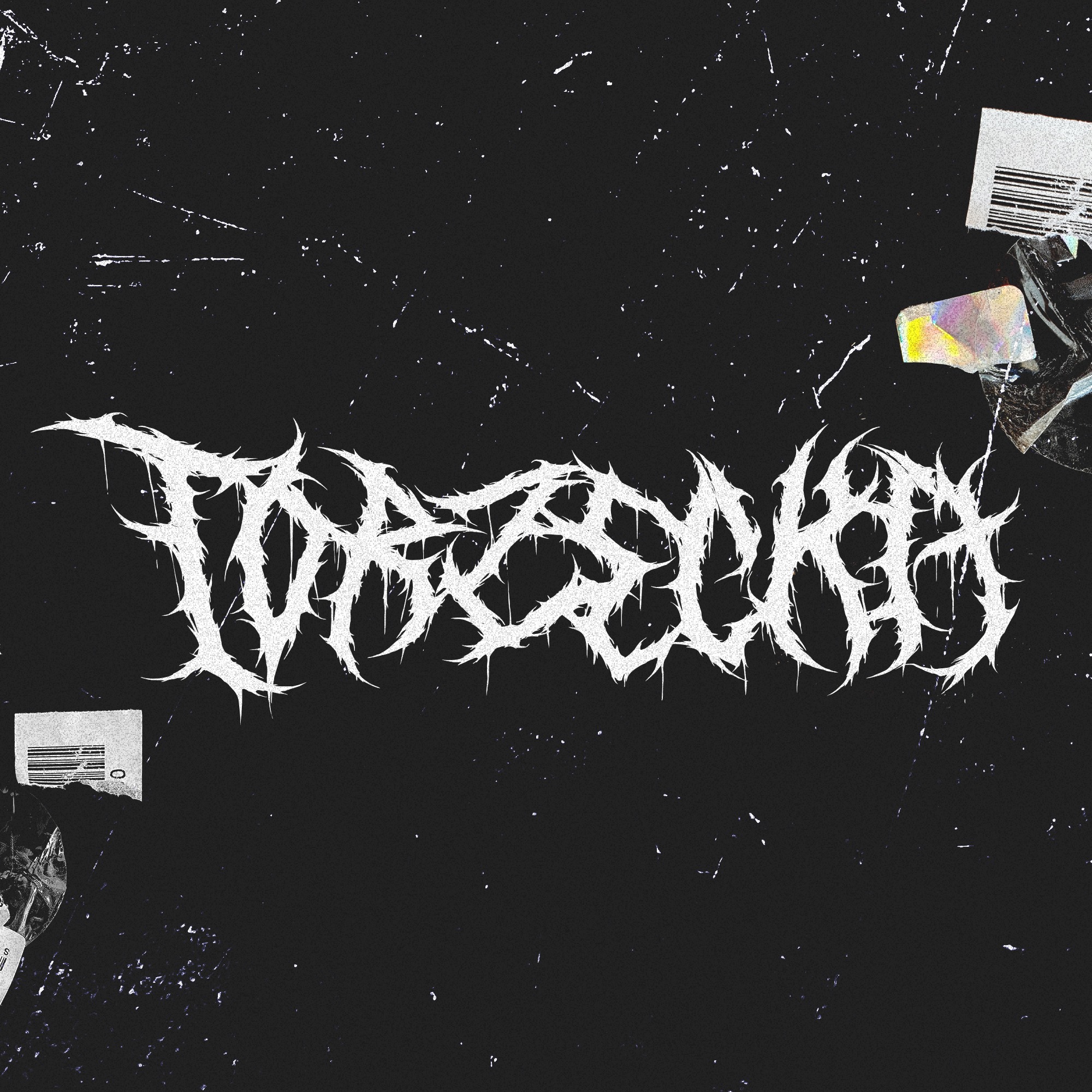 Mroczna, grunge'owa grafika z białym, agresywnym napisem na czarnym tle, uzupełniona elementami kodu kreskowego i folii holograficznej. Dynamiczna kompozycja.