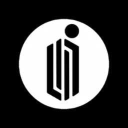 Abstrakcyjne logo kancelarii prawnej: białe, geometryczne kształty tworzące sylwetkę osoby z okręgiem nad głową, umieszczone na białym kole, czarne tło.