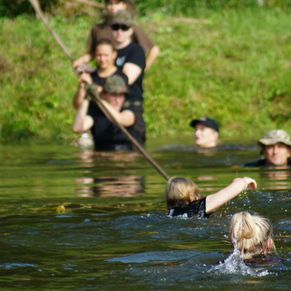 Gra terenowa budowanie zaufania w zespole