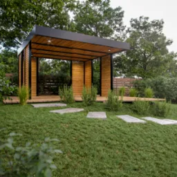 Wizualizacja nowoczesnej altany ogrodowej z drewnianą podłogą i ścieżką z kamiennych płyt na trawniku, otoczonej zielenią i drzewami. Oświetlenie wbudowane w sufit.