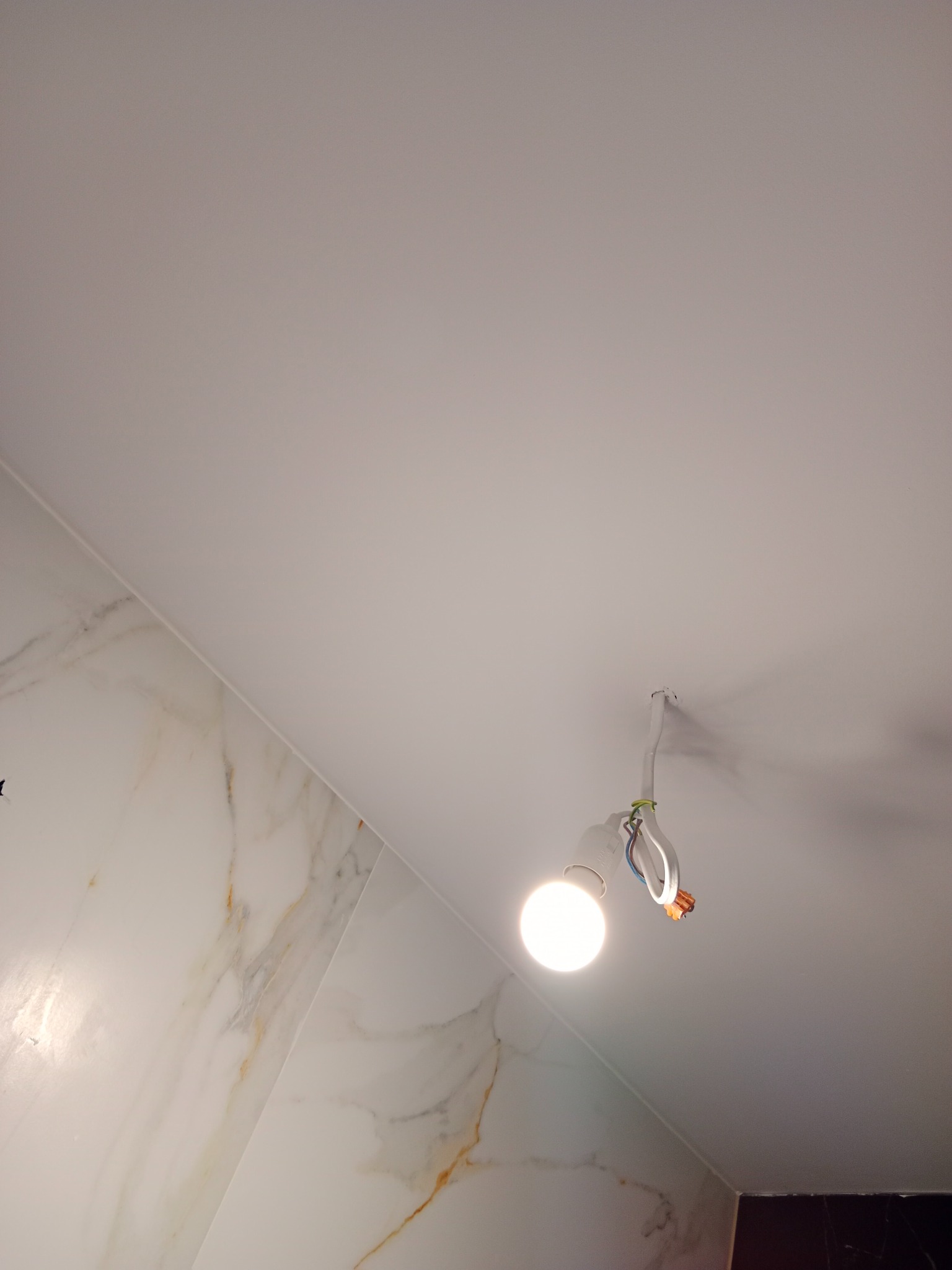 Sufit podwieszany w WC.