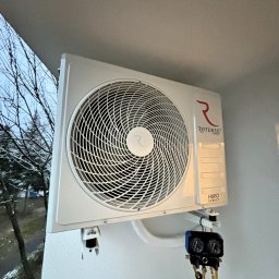 MTech Instalacje S.C. - Zamontowana jednostka zewnętrzna klimatyzacji Rotenso Hiro Series na balkonie, widoczne narzędzia pomiarowe. Zima w tle.