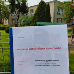 Instrukcja Bezpieczeństwa Pożarowego dla Przedszkola Miejskiego nr 1 „Bajka” w Szczytnie, zatwierdzona dokumentacja, widok zza ogrodzenia.