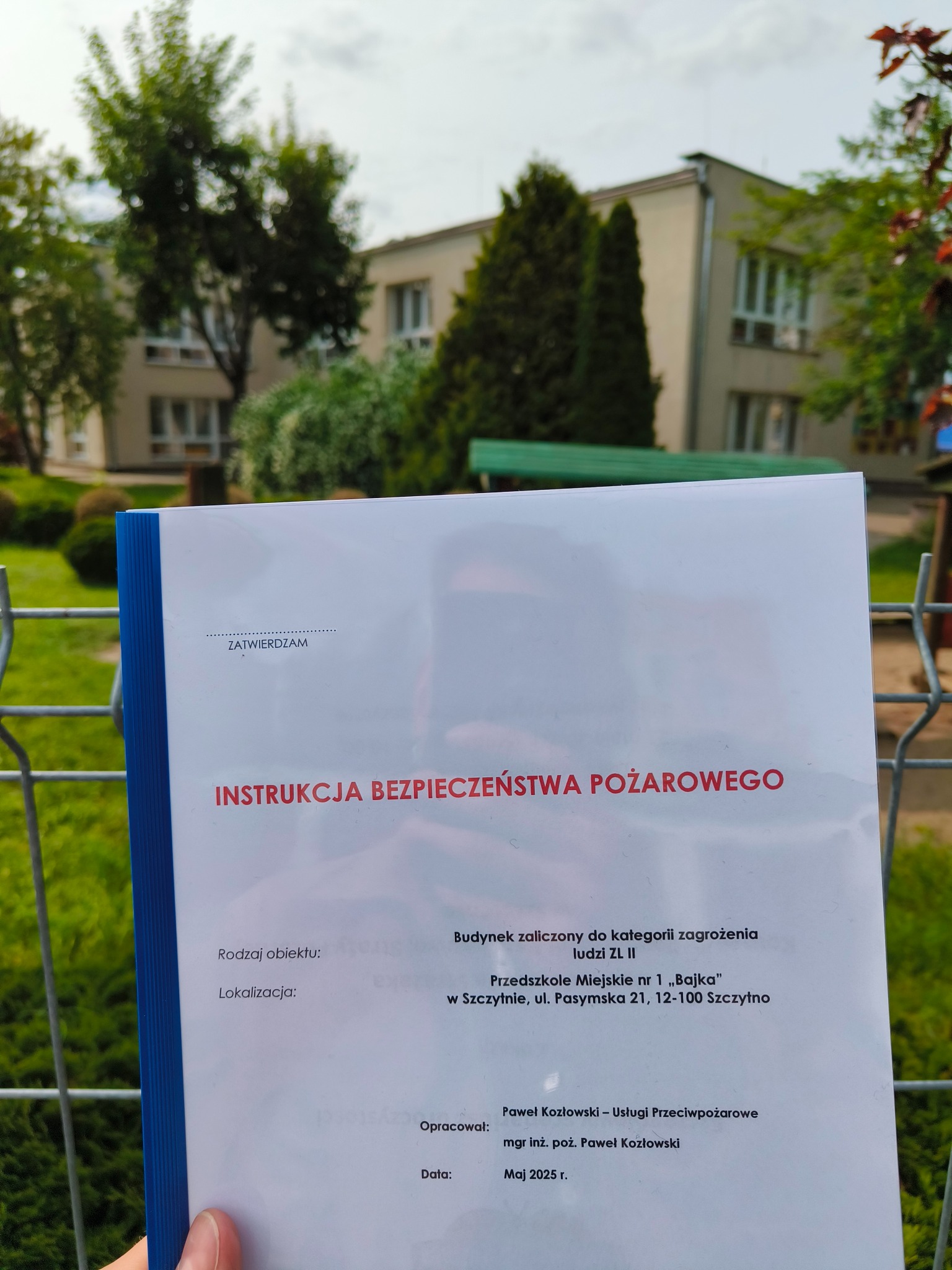 Instrukcja Bezpieczeństwa Pożarowego dla Przedszkola Miejskiego nr 1 „Bajka” w Szczytnie, zatwierdzona dokumentacja, widok zza ogrodzenia.