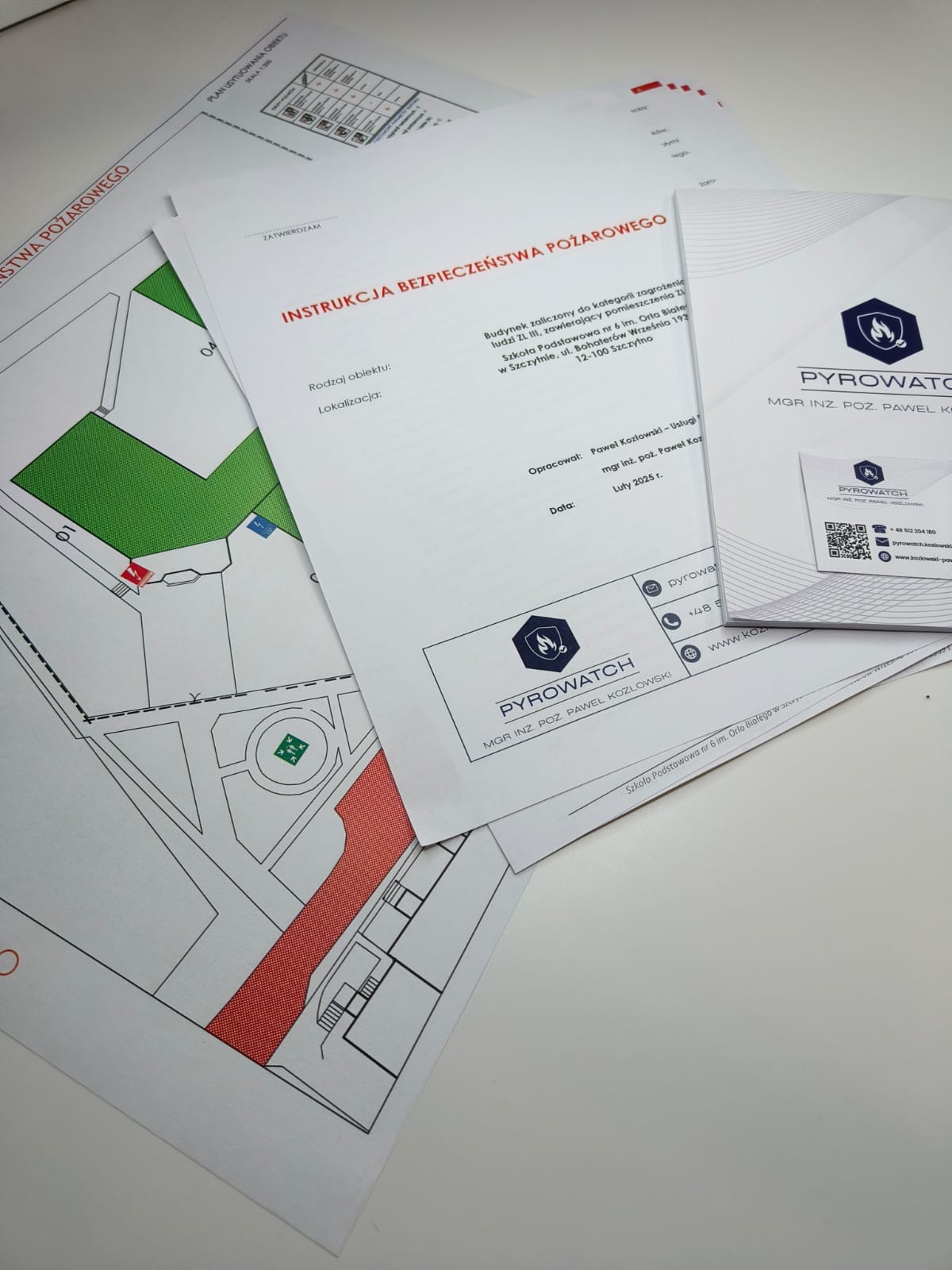 Dokumentacja BHP: Instrukcja bezpieczeństwa pożarowego, plan obiektu i wizytówka firmy Pyrowatch, mgr inż. poż. Paweł Kozłowski.