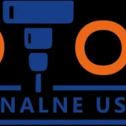 Logo firmy ProTools z hasłem „Profesjonalne Usługi CNC”. Grafika w kolorach pomarańczowym i niebieskim na czarnym tle. Stylizowane narzędzie CNC wkomponowane w napis.