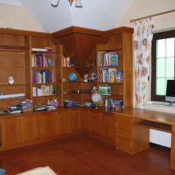 ZURFAM Wojciech Żurawiński - Drewniana zabudowa biblioteczna z biurkiem pod oknem, wypełniona książkami i dekoracjami. Wyjątkowa konstrukcja pod sufitem.