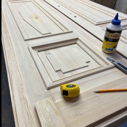 Drzwi drewniane w kamienicy