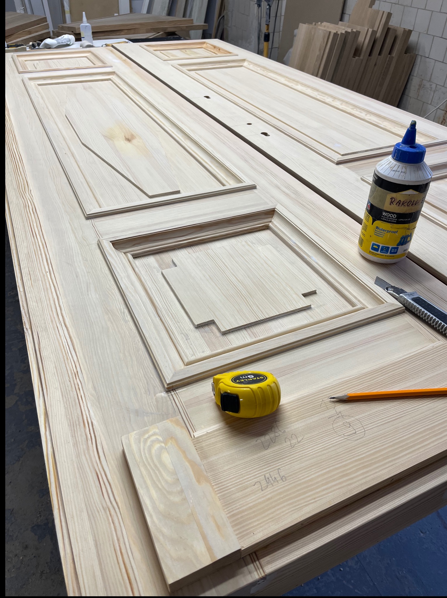 Drzwi drewniane w kamienicy