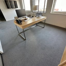 Czyste i zadbane biuro po kompleksowym sprzątaniu.
Dbamy o porządek w przestrzeniach firmowych – regularne sprzątanie biur to nie tylko estetyka, ale i komfort pracy każdego dnia.