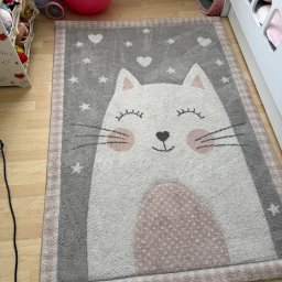 Pranie i odświeżenie dywanu dziecięcego z delikatnym wzorem.
Skutecznie usuwamy zabrudzenia i przywracamy świeżość tekstyliom – bezpiecznie również dla najmłodszych domowników.