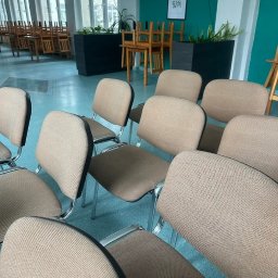 Pranie i dezynfekcja krzeseł tapicerowanych w przestrzeni wspólnej.
Profesjonalne usunięcie plam, kurzu i alergenów – idealne dla szkół, przedszkoli, sal konferencyjnych i poczekalni.