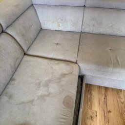 Upaprane - Przed: Zabrudzona tapicerka narożnika przed czyszczeniem – widoczne plamy, przebarwienia i ślady użytkowania.