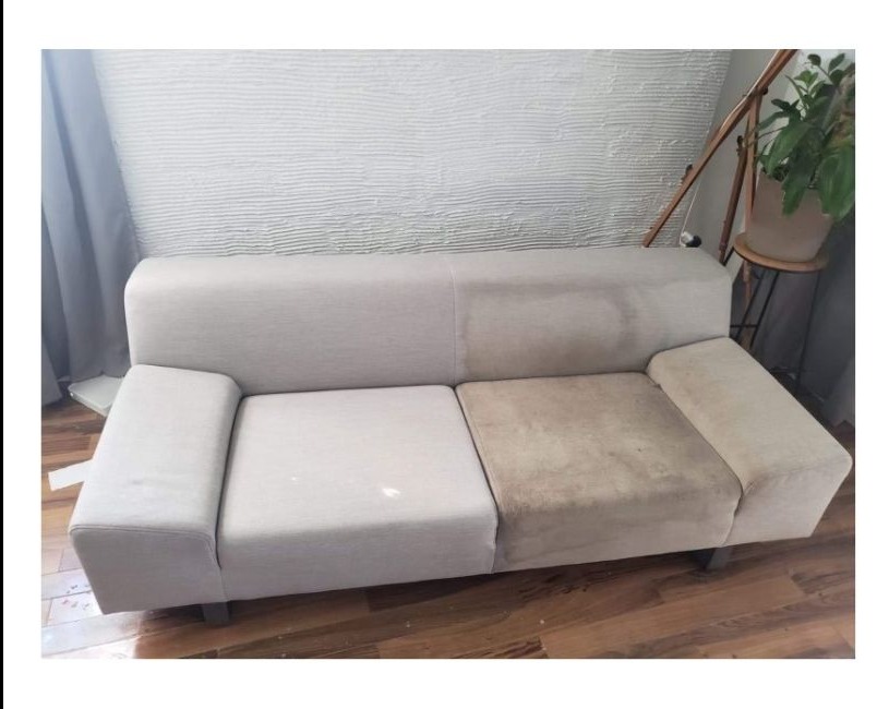 Beżowa sofa: połowa wyczyszczona, druga zabrudzona. Widoczna różnica po praniu tapicerki. W tle ściana z fakturą i roślina doniczkowa.