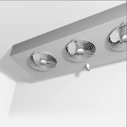 Sufitowa chłodnica przemysłowa z trzema wentylatorami w metalowej obudowie, zamontowana w rogu pomieszczenia z białymi ścianami. Widok z dołu, kątowe ujęcie.