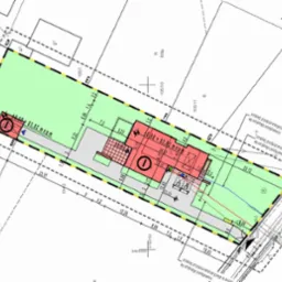 Plan zagospodarowania działki z naniesionymi obrysami budynku, przyłączami i wjazdem do garażu. Widoczne wymiary i oznaczenia geodezyjne.