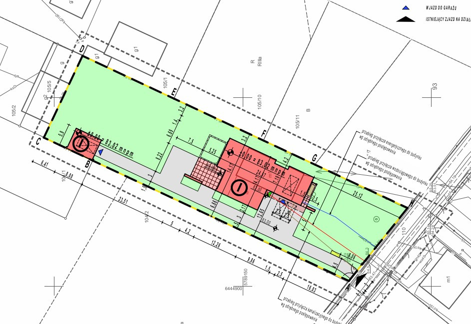 Plan zagospodarowania działki z naniesionymi obrysami budynku, przyłączami i wjazdem do garażu. Widoczne wymiary i oznaczenia geodezyjne.