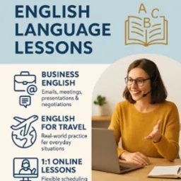 Grafika promująca lekcje języka angielskiego online, z ikonami tematycznymi i uśmiechniętą lektorką w słuchawkach pracującą na laptopie. Lekcje biznesowe i dla podróżujących.