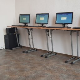 FEMAVOLT - Montaż komputerów i serwera VM na sali informatycznej w szkole.