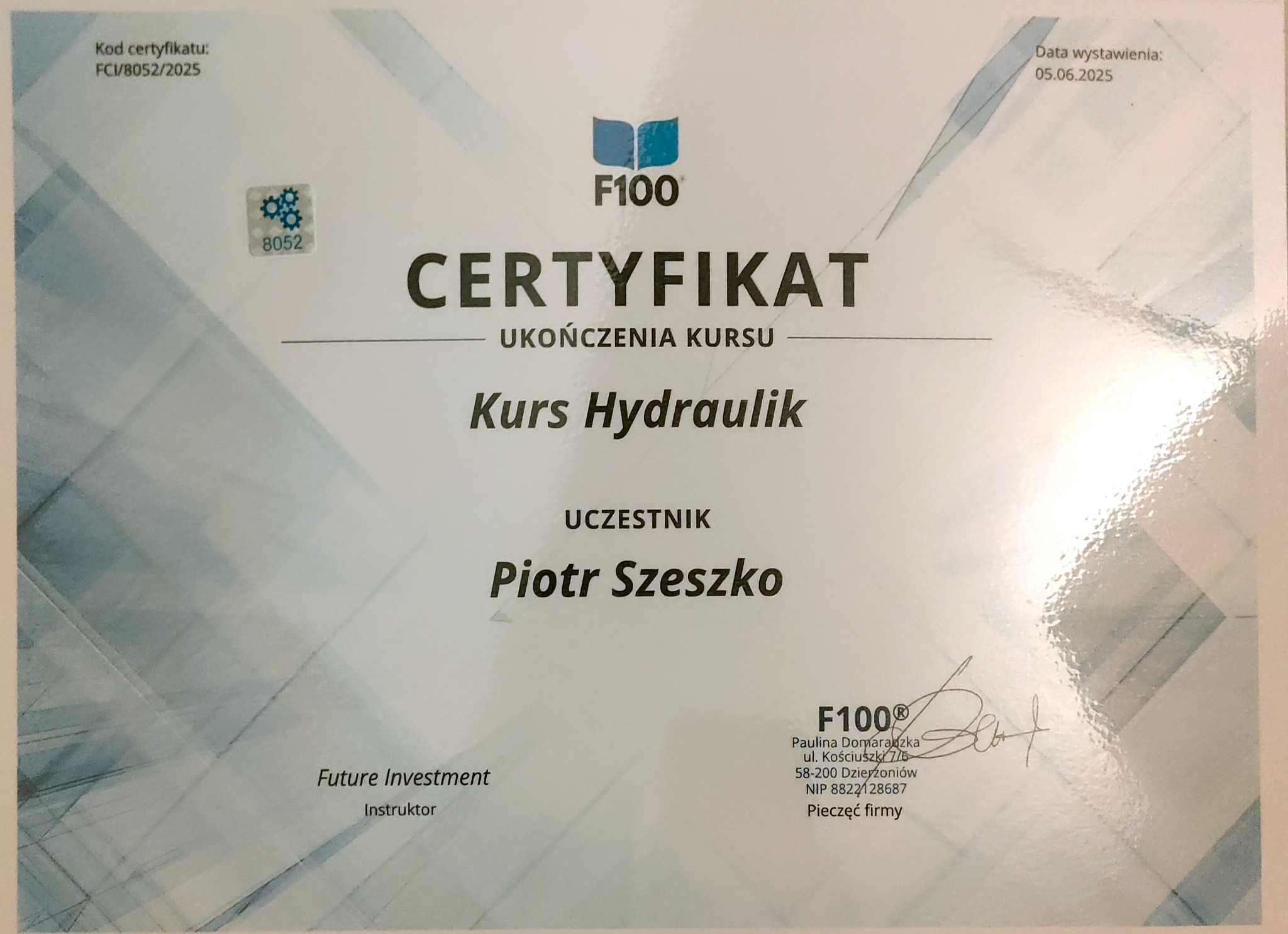 Certyfikat ukończenia kursu hydraulika dla Piotra Szeszko, wystawiony 05.06.2025 przez Future Investment. Kod certyfikatu FCI/8052/2025.