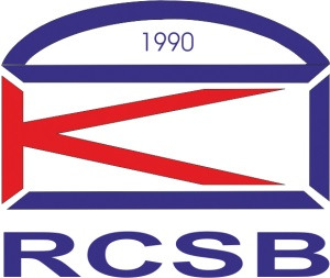 Logo firmy RCSB z czerwonym symbolem w niebieskiej obwódce i rokiem założenia 1990, na białym tle. Nazwa firmy zapisana dużymi, niebieskimi literami pod symbolem.