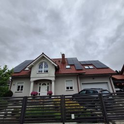 Montaż instalacji z panelami fullblack 10 kWp na dachu.