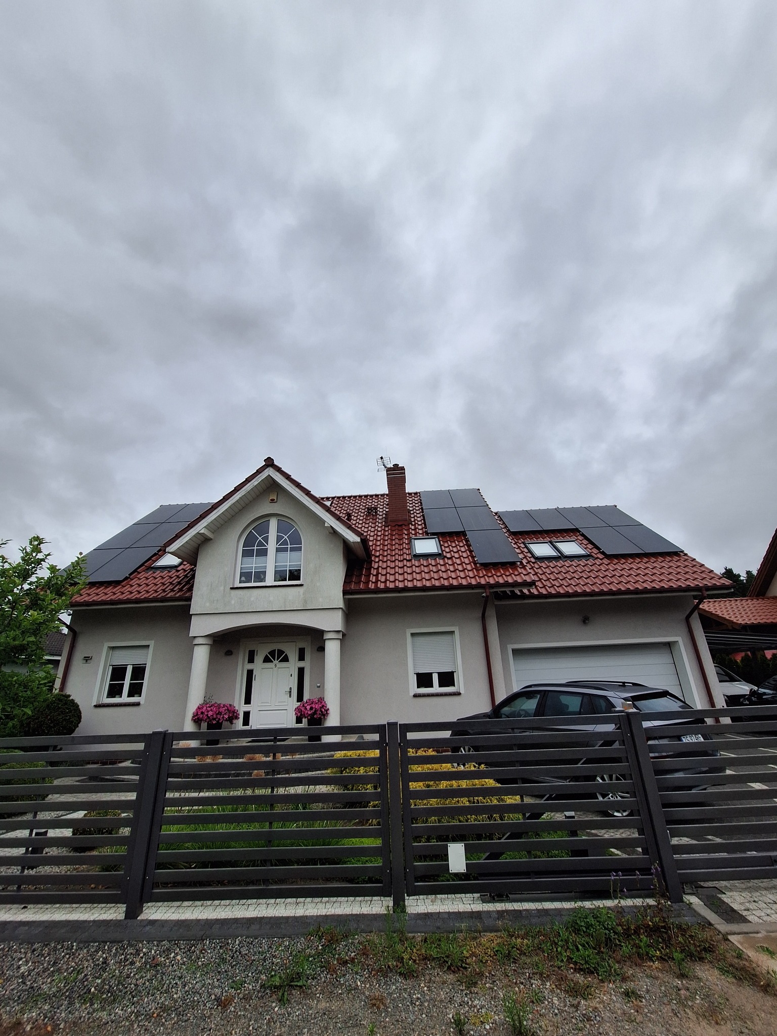 Montaż instalacji z panelami fullblack 10 kWp na dachu.