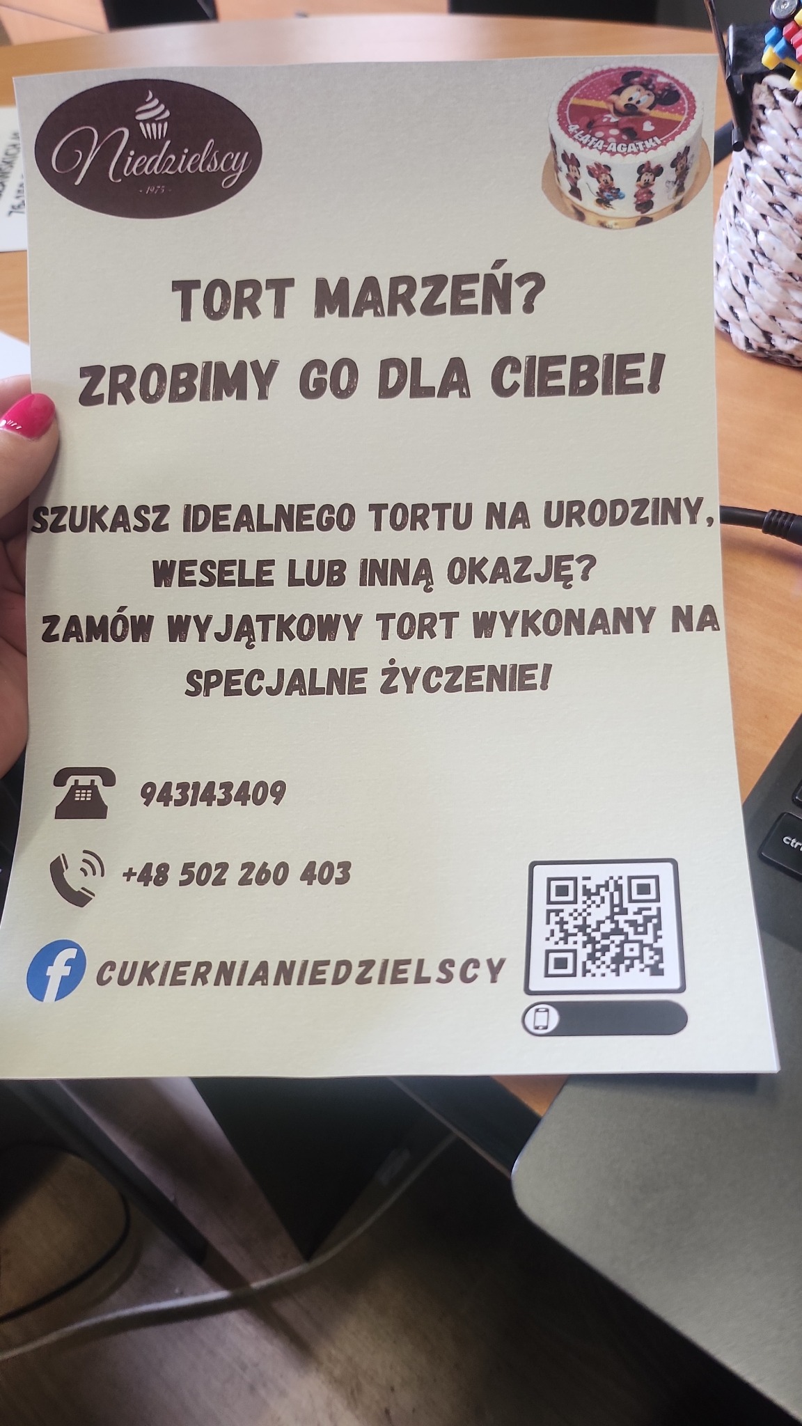 Ulotka cukierni Niedzielscy z ofertą tortów na urodziny, wesela i inne okazje. Widoczne dane kontaktowe: telefon, Facebook i kod QR.