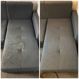 TapicerClean - Szara kanapa narożna: po lewej widoczna plama, po prawej efekt po czyszczeniu. Widok z góry, na tle ściany z białej cegły.