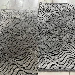 TapicerClean - Dywan z wzorem falistym: lewa strona przed, prawa po czyszczeniu. Widoczna różnica w jasności i intensywności kolorów, ukazująca skuteczność zabiegu.