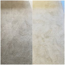 TapicerClean - Dywan z geometrycznym wzorem, podzielony na dwie części: lewa strona szara, zabrudzona, prawa strona czysta, w jasnym odcieniu beżu. Efekt przed i po.