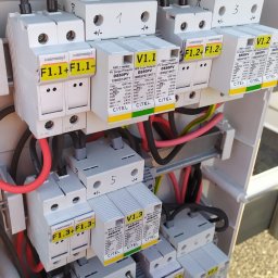 JM Energia Jakub Plechowski - Rozdzielnica z zabezpieczeniami przepięciowymi, widoczne moduły Citel i Mersen, kable i oznaczenia. Instalacja elektryczna w obudowie, detale połączeń i komponentów.