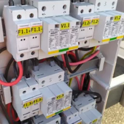 Rozdzielnica z zabezpieczeniami przepięciowymi, widoczne moduły Citel i Mersen, kable i oznaczenia. Instalacja elektryczna w obudowie, detale połączeń i komponentów.