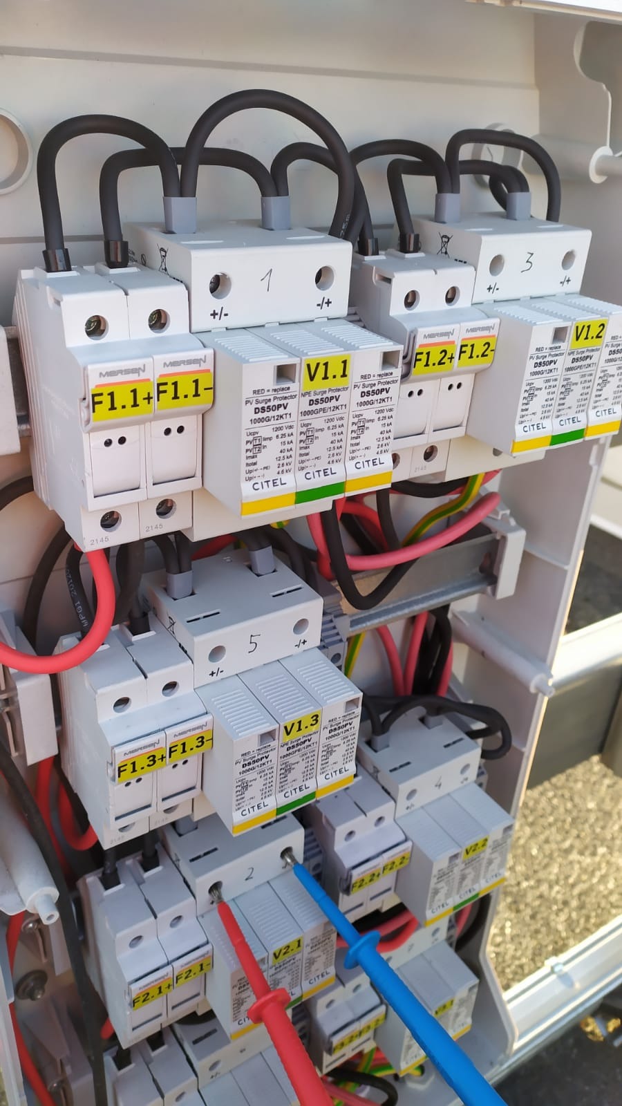 Rozdzielnica z zabezpieczeniami przepięciowymi, widoczne moduły Citel i Mersen, kable i oznaczenia. Instalacja elektryczna w obudowie, detale połączeń i komponentów.