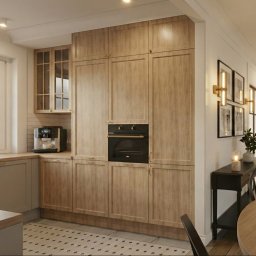 NOVAHATA PROJEKTOWANIE WNĘTRZ Grzegorz Woźniak - Jasna kuchnia z drewnianymi szafkami, wbudowanym piekarnikiem i ekspres do kawy przy oknie. Uzupełniona o czarną konsolę i dekoracje.