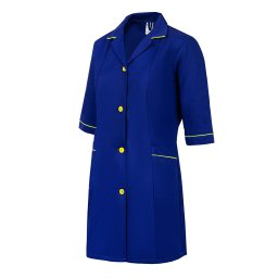 Kravietz Dawid Bednarek - Niebieski fartuch roboczy z żółtymi guzikami i lamówką, widoczny na białym tle. Fartuch zapinany na guziki, z krótkim rękawem i kieszeniami.