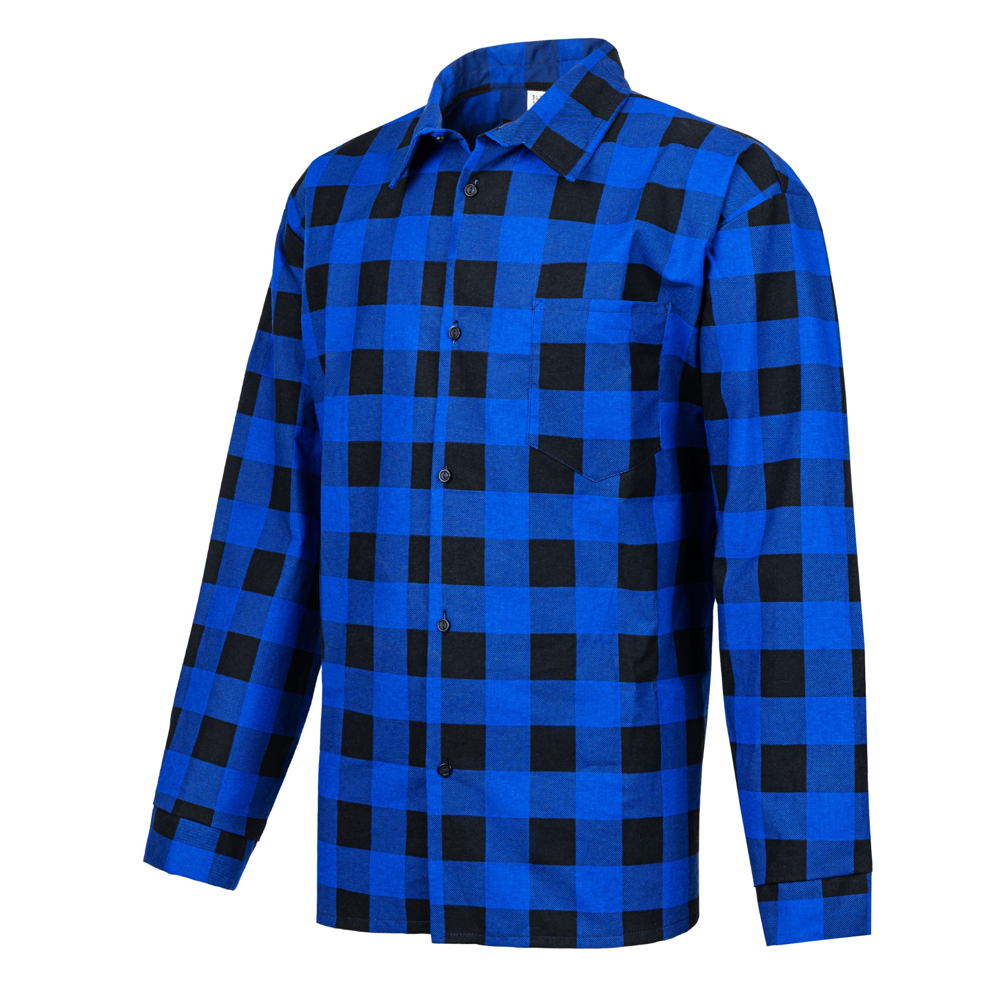 Koszula flanelowa w niebiesko-czarną kratę, z długim rękawem, zapinana na guziki, widoczna z bliska na białym tle. Widoczny fragment kieszeni na piersi.