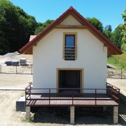 Realizacja 6 domów jednorodzinnych okres wykonania rozpoczęcie październik 2024 - zakończenie sierpień 2025. stan deweloperski z wykonanymi dojściami miejscami parkingowymi działka ogrodzona i wy-plantowana.