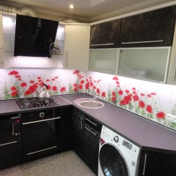 SK3D Serhii Khmel - Nowoczesna kuchnia na wymiar z czarnymi blatami, szklanym panelem z motywem maków, podświetleniem LED i wbudowanymi sprzętami AGD, w tym pralką.