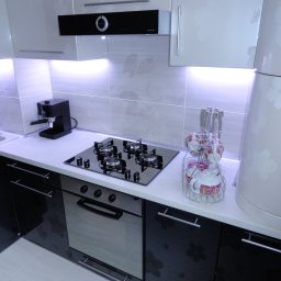 Kuchnia na zamówienie z AGD, podświetleniem LED – Projekt, wykonanie i montaż: realizacja własna