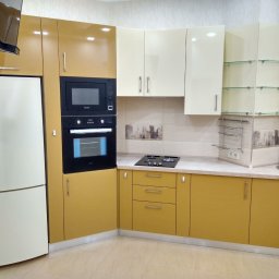 Realizacja kuchni na zamówienie w nietypowej przestrzeni – projekt i montaż przeze mnie.