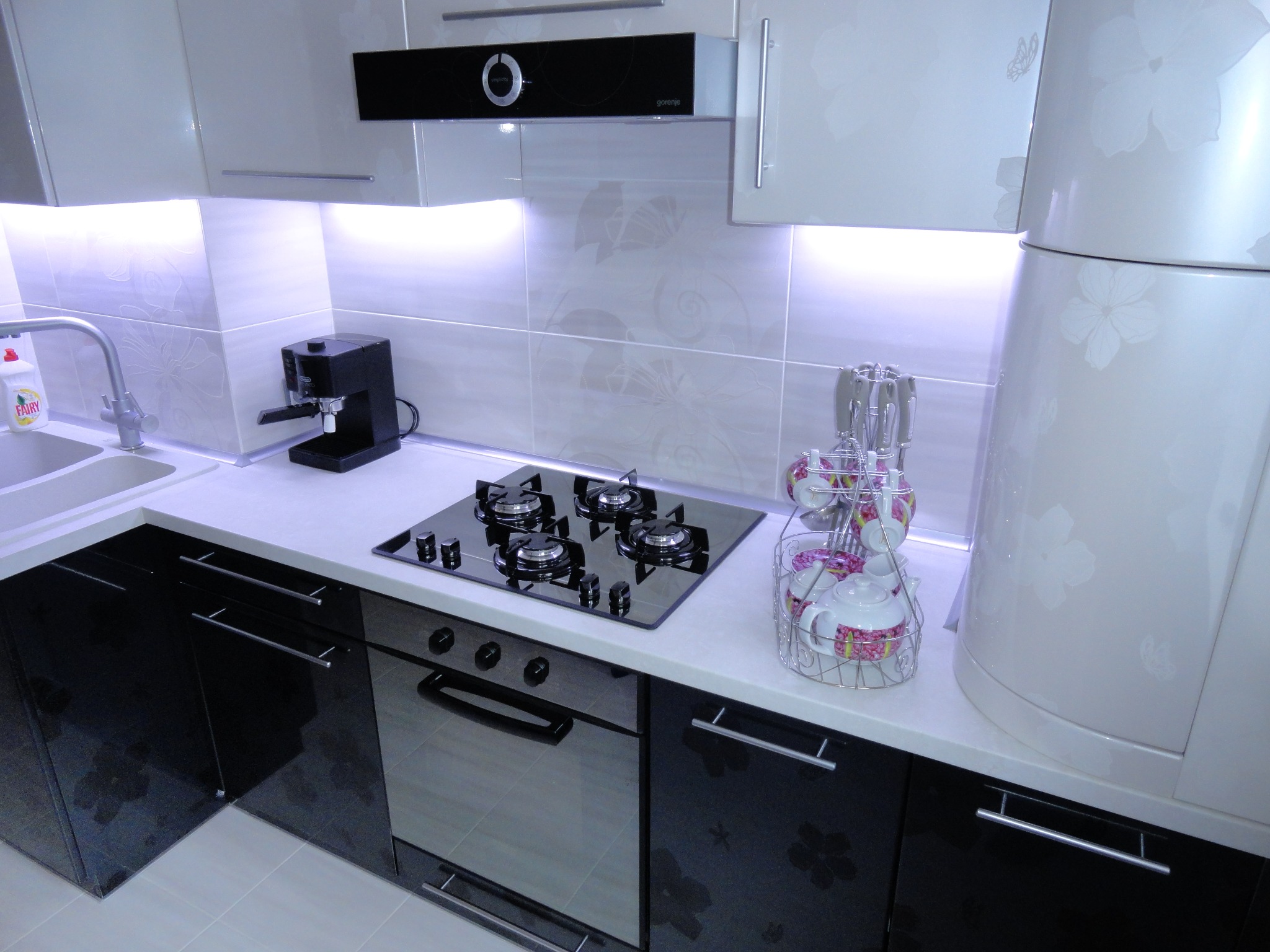 Kuchnia na zamówienie z AGD, podświetleniem LED – Projekt, wykonanie i montaż: realizacja własna