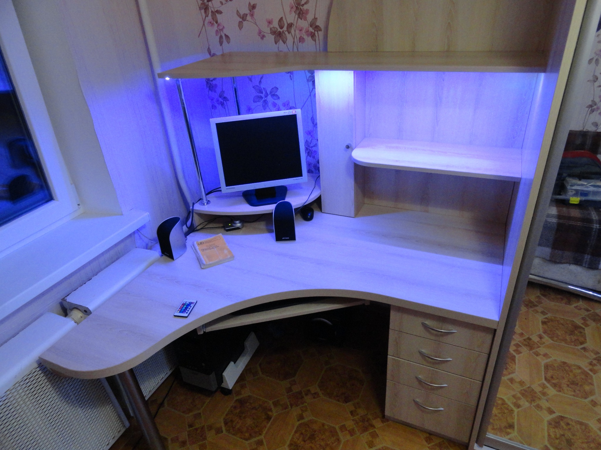 Biurko z szafą na zamówienie z podświetleniem LED – Projekt, wykonanie i montaż: realizacja własna