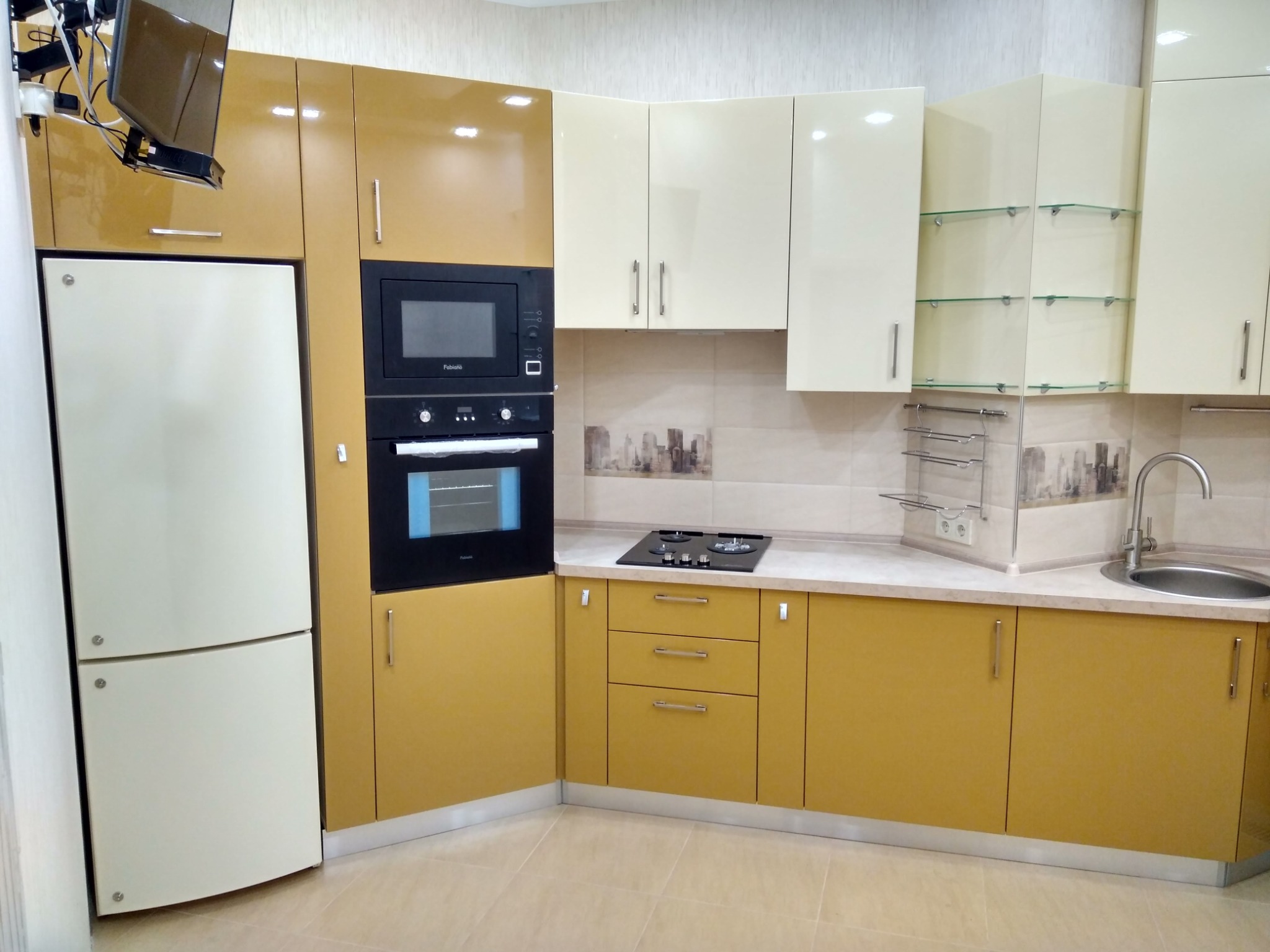 Realizacja kuchni na zamówienie w nietypowej przestrzeni – projekt i montaż przeze mnie.