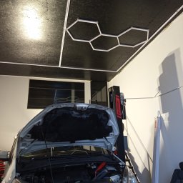 Oświetlenie LED hexagon dla warsztatu samochodowego.