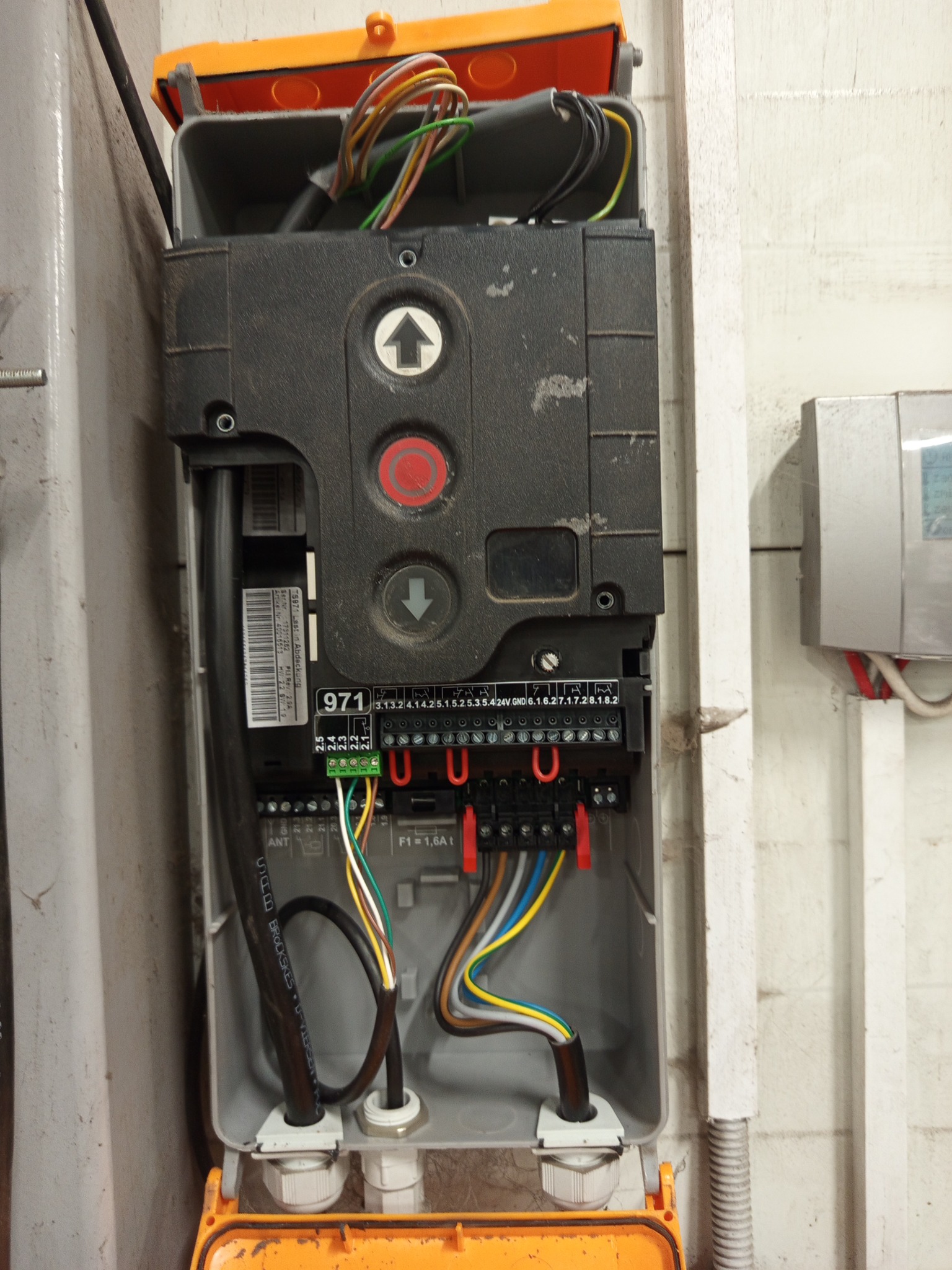 Naprawa bramy wjazdowej hali produkcyjnej.