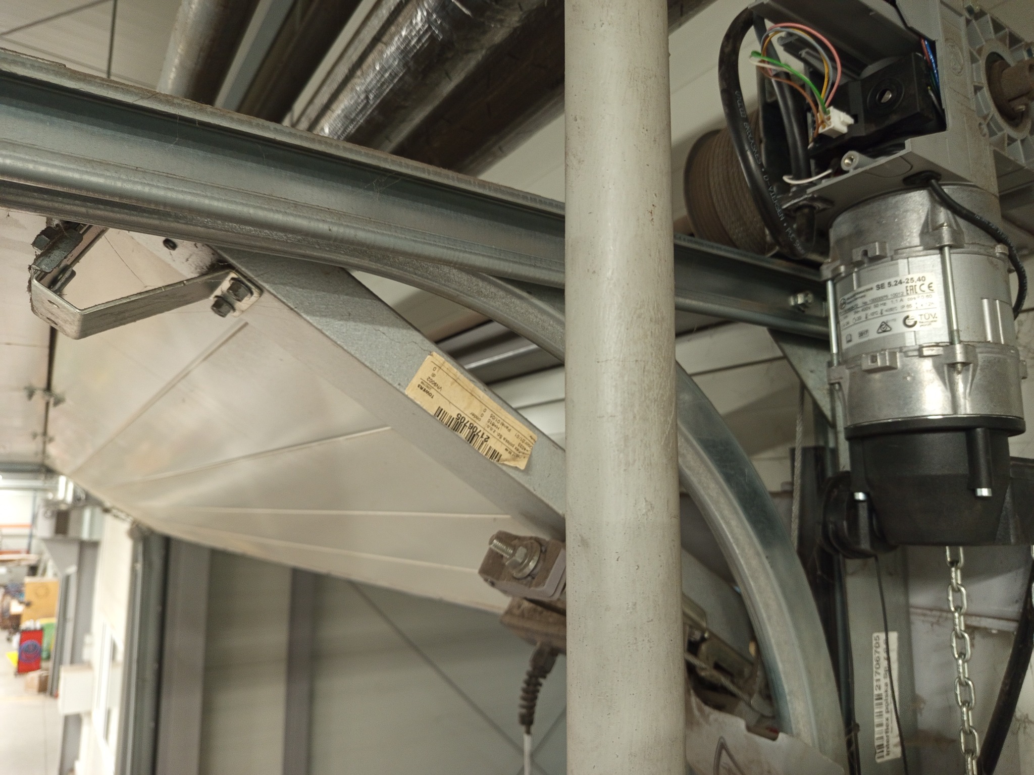 Naprawa bramy garażowej hali produkcyjnej.